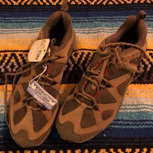 Columbia Hiking Shoes men’s 10